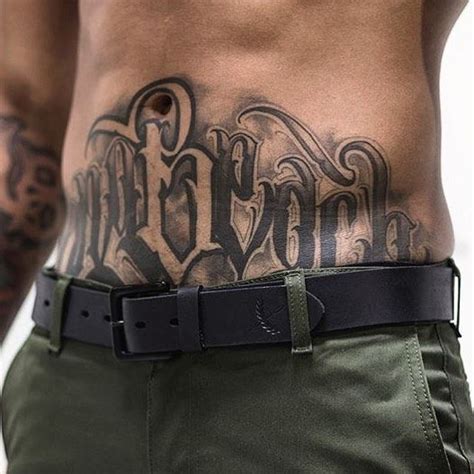 Tatuajes hombres abdomen bajo